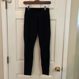 Fabletics power hold leggings! Phone pocket on both sides. Size small.Black. EUC